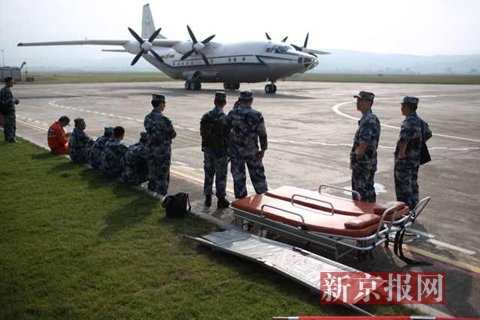 中國空軍啟用了運8運輸機對災(zāi)區(qū)實行200臺柴油發(fā)電機運輸